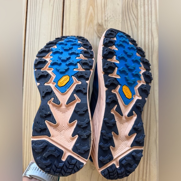 Womens Hoka Speedgoat 4 size 9.5 - Picture 3 of 7